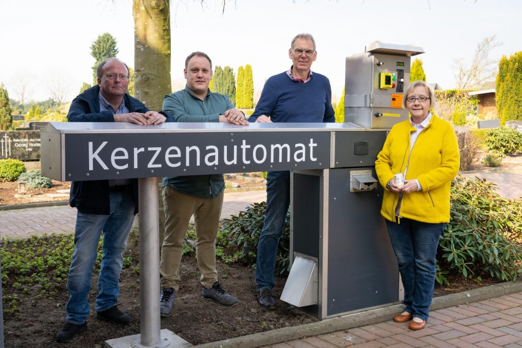 Foto: Der Grablichtautomat für Biokerzen von Apullma soll auf den Visbeker Friedhof im Oldenburger Münsterland wöchentlich bis zu drei Kubikmeter Plastikmüll vermeiden. | © M. Niehues