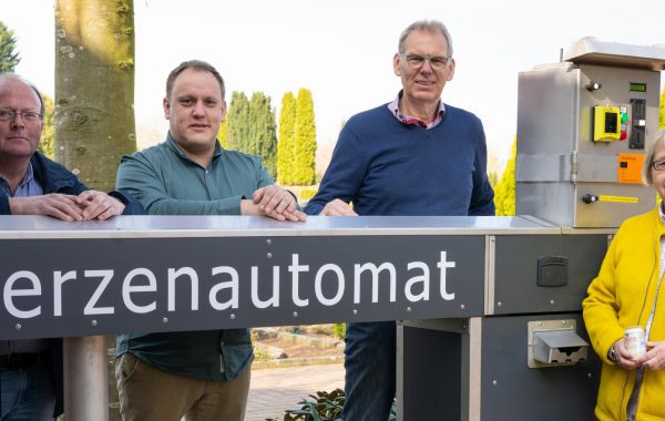 Foto: Der Grablichtautomat für Biokerzen von Apullma soll auf den Visbeker Friedhof im Oldenburger Münsterland wöchentlich bis zu drei Kubikmeter Plastikmüll vermeiden. | © M. Niehues